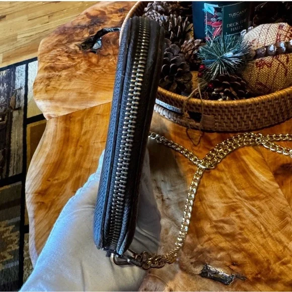 Louis Vuitton Atoll Organizer Wallet From the
2005 Collection
Taiga Leather - Picture 6 of 15